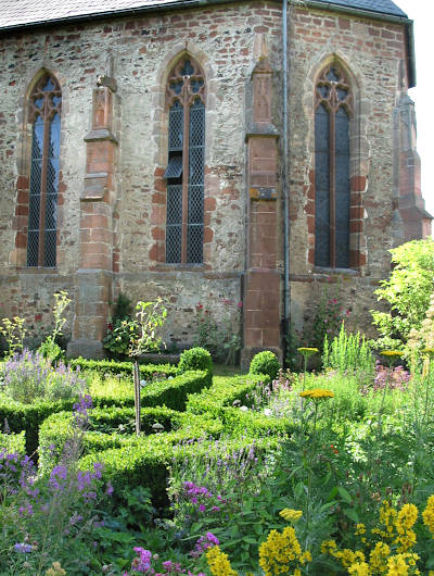 Johanniterkirche Schwabendorf mit Kräutergarten