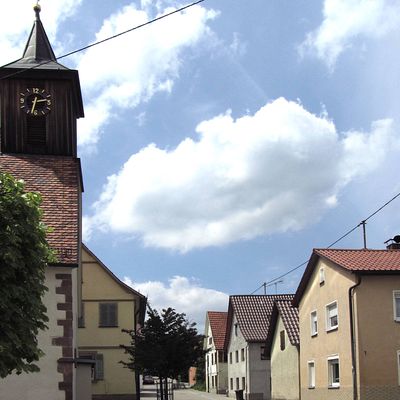 Perouse - Ortsbild mit Kirche
